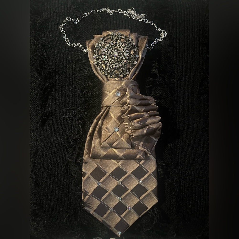 Brown Patterned Necktie With Brooch - image 1